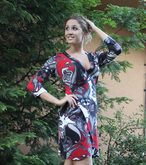 Červeno-černo-bílé šaty — foto 4