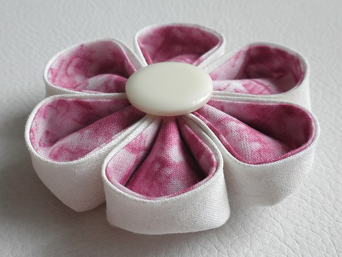 Světlá kanzashi brož — foto 2