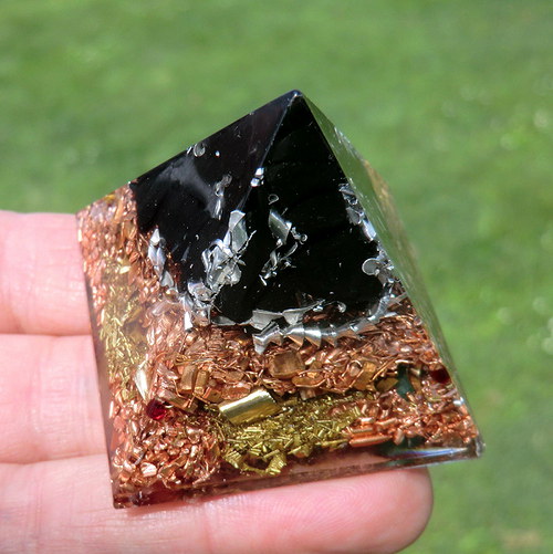 Orgonit - Pyramida 4x4cm - ŠUNGIT *Zamluveno — foto 3
