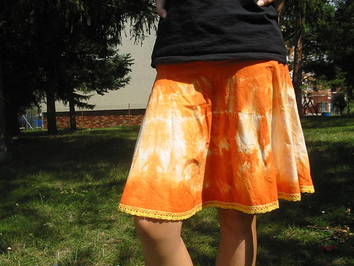 Pomerančová kolová sukně — foto 2