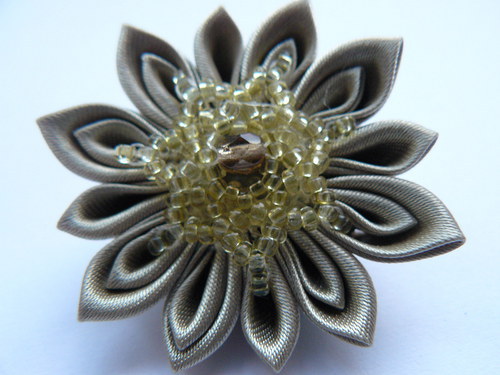 Kanzashi brož starozlaté barvy — foto 2
