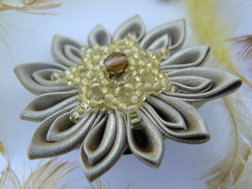 Kanzashi brož starozlaté barvy — foto 3