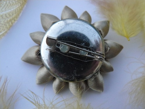 Kanzashi brož starozlaté barvy — foto 4