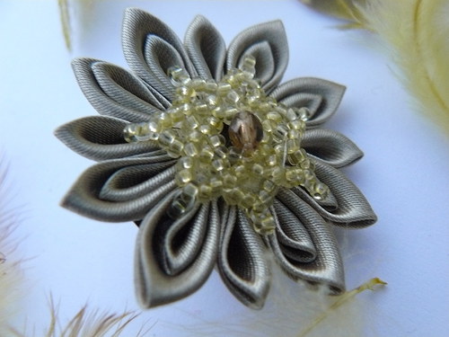 Kanzashi brož starozlaté barvy — foto 5