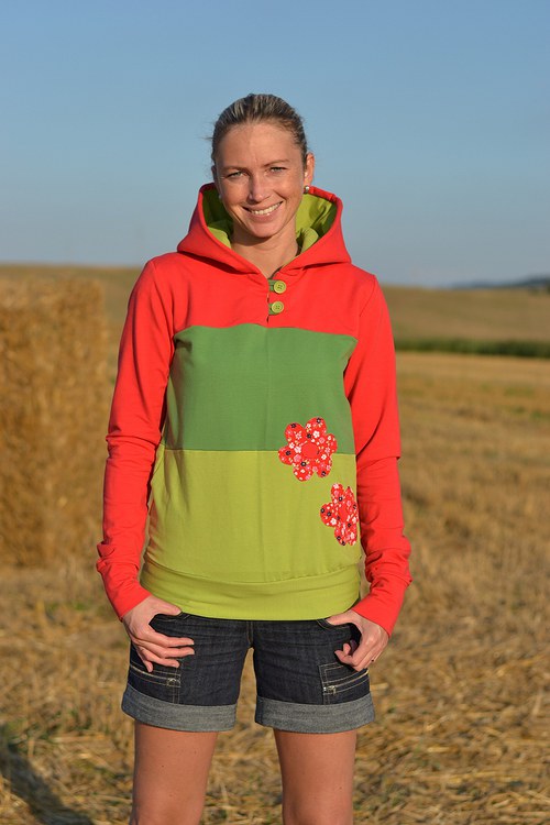 Tříbarevná mikina — foto 2