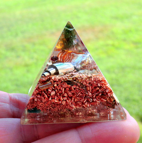 Orgonit - *OBJ* Pyramida 4x4cm - s Vltavínem — foto 2