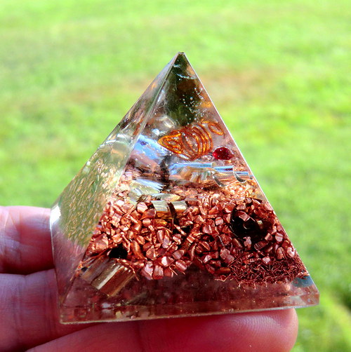 Orgonit - *OBJ* Pyramida 4x4cm - s Vltavínem — foto 4