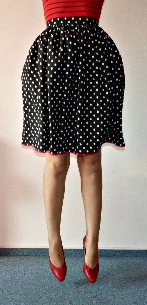 Černá sukně s puntíky — foto 3