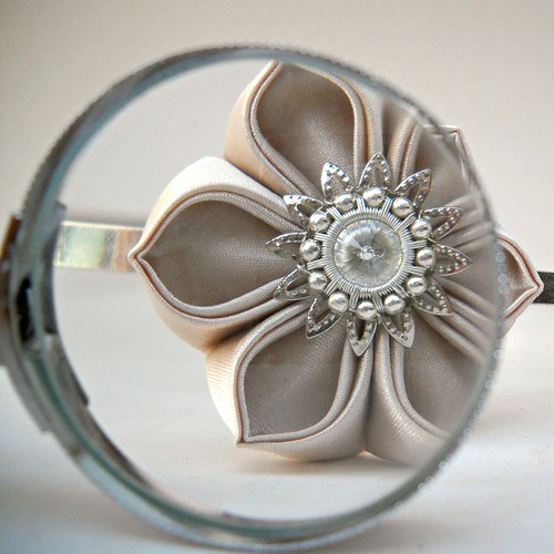 Kanzashi čelenka Beige — foto 2