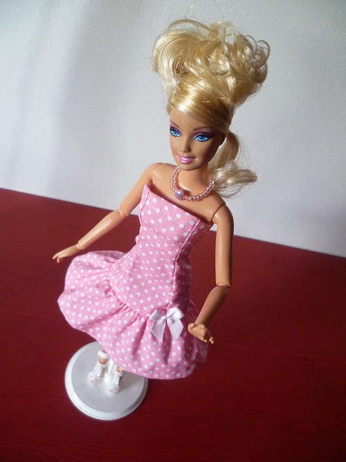 Puntíkaté šaty pro barbie — foto 2