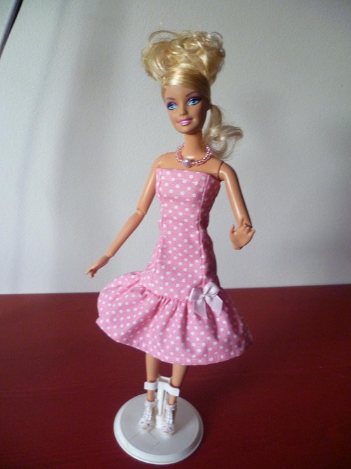 Puntíkaté šaty pro barbie — foto 3