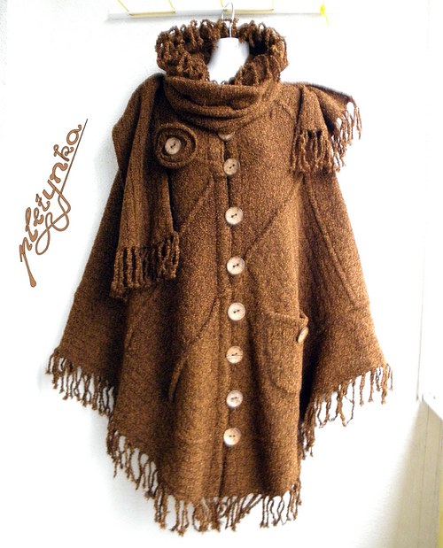 Karamelové pončo se šálou — foto 5