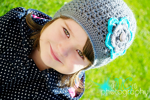 Šedá háčkovaná čepička s květem — foto 3
