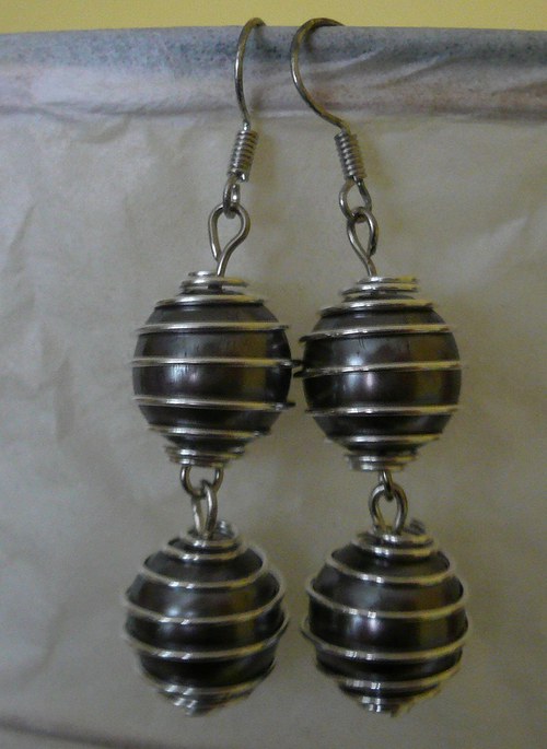 Elegantní šedé naušnice — foto 2