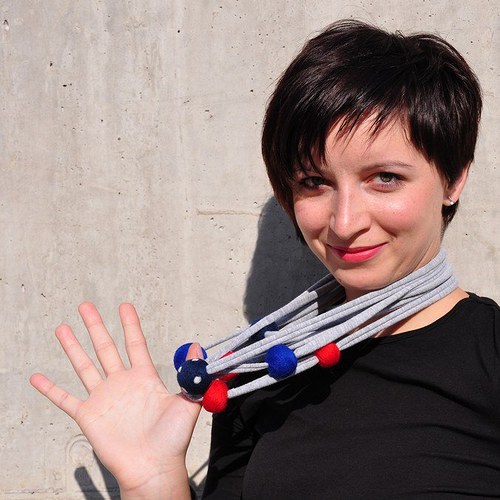Plstěnkový náhrdelník světle šedý — foto 2
