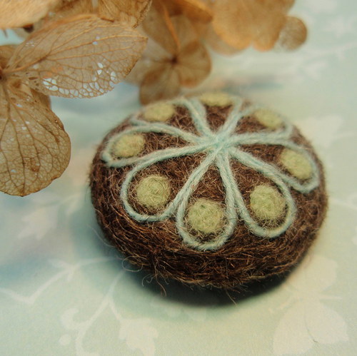 Mini brož mandala - hnědá — foto 2