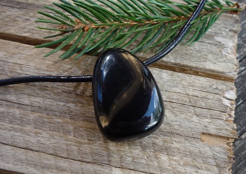 Vrtaný černý obsidián č. L6633 — foto 2