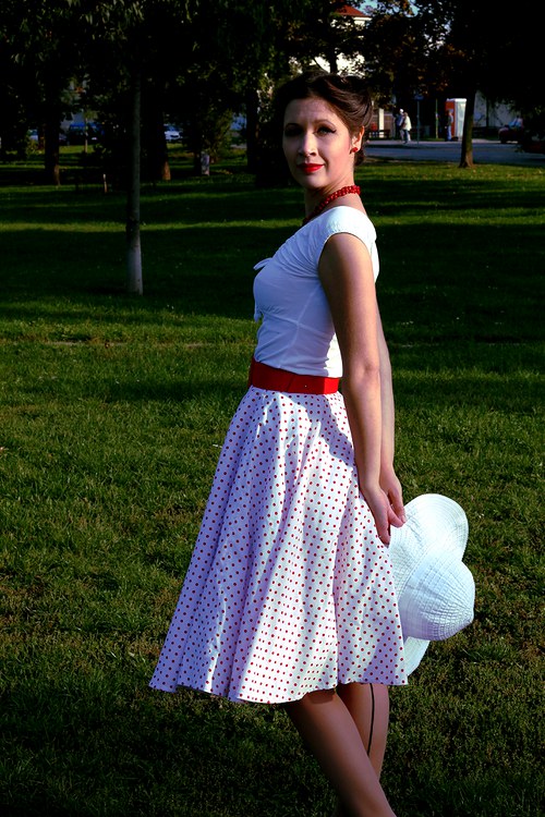 Bílá sukně s puntíky - větší — foto 2