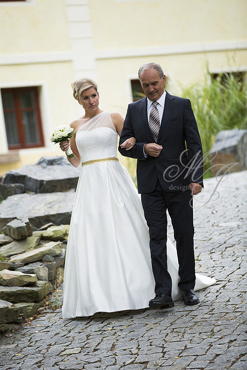 Svatební šaty s vlečkou. — foto 3
