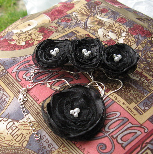 Jemný náhrdelník s kytičkou — foto 2