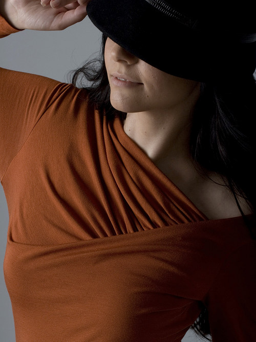 Asymetrický oranžový top — foto 3