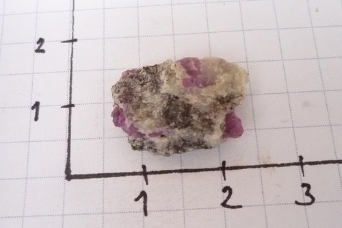 Surový rubín v křemeni č. L7057 — foto 3