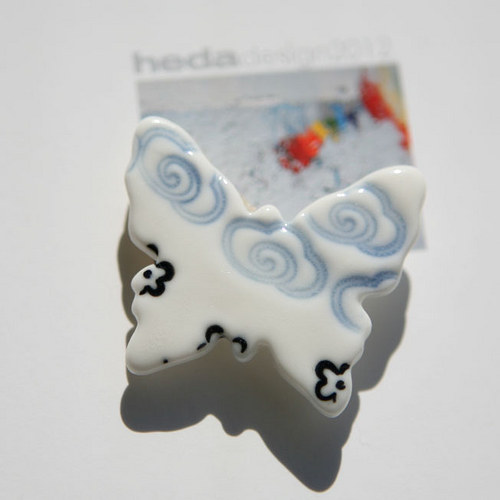 Před odletem II (porcelánová brož) — foto 4