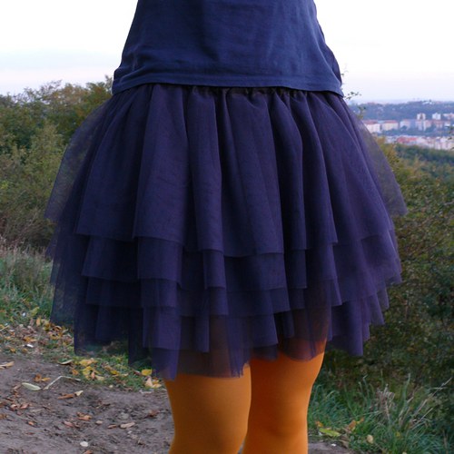 Tmavě modrá tylová sukně — foto 2