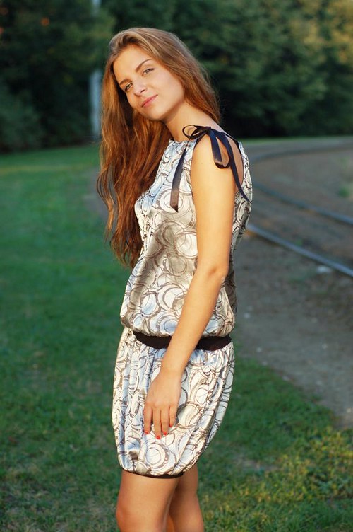 Společenské stříbrné černé šaty — foto 3