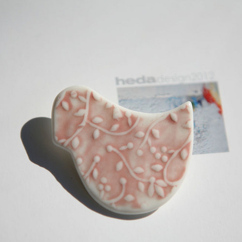 Porcelánče (porcelánová brož) — foto 3