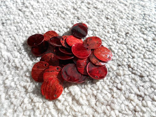 Perleťové placičky 15mm tmavě červené — foto 2