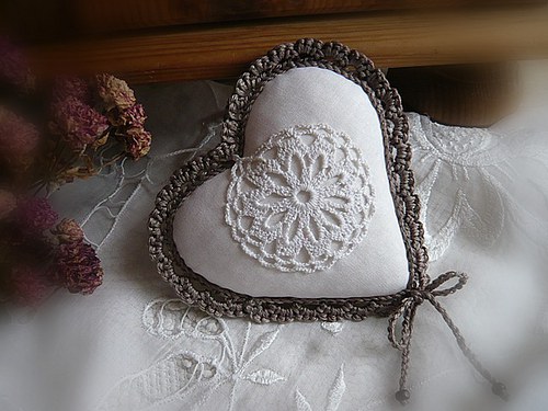 Srdíčko s háčkovanou ozdobou ~ v šedém — foto 2