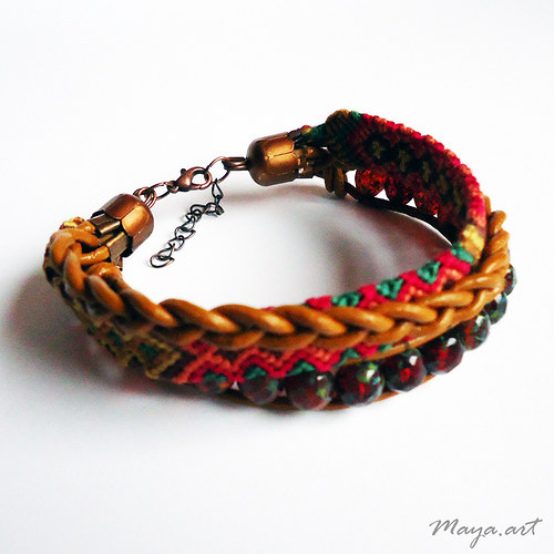 Hnědý náramek "EMBRACING BRACELET" — foto 4