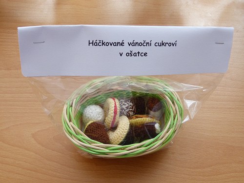 Háčkované vánoční cukroví v zelené ošatce — foto 2