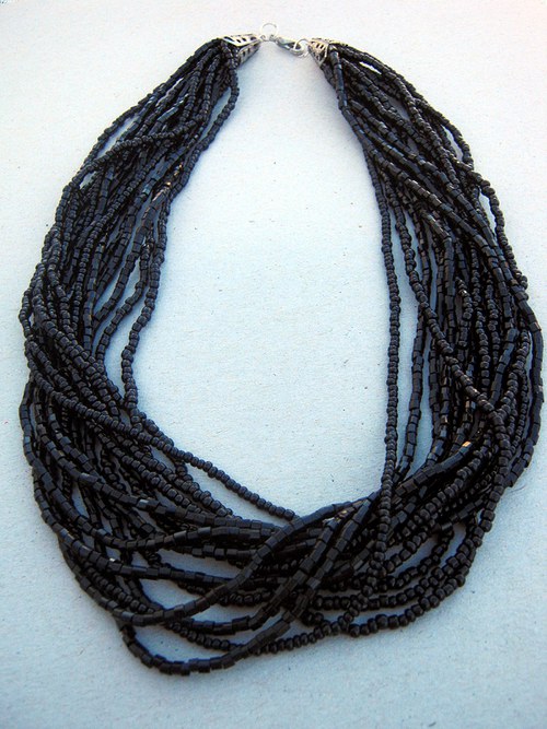 Černý náhrdelník — foto 2