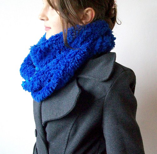 Nákrčník fleece modrý s bambulkami — foto 2