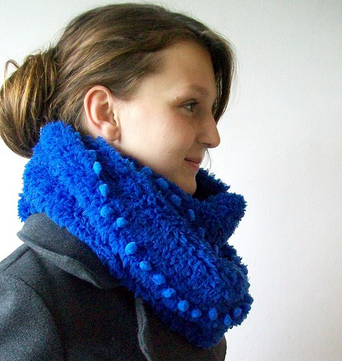 Nákrčník fleece modrý s bambulkami — foto 3