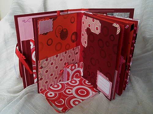Červené scrapbookové album — foto 3