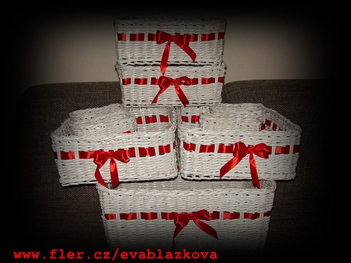 Bílá sada s červenou mašlí — foto 3