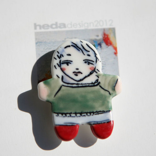 Oninka Punčochatá (porcelánová brož) — foto 2