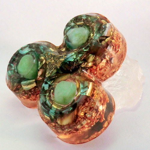 Orgonit * Amulet(2)* Triskel s chryzoprasem — foto 2