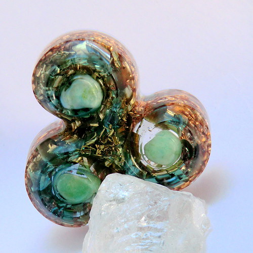 Orgonit * Amulet(2)* Triskel s chryzoprasem — foto 3