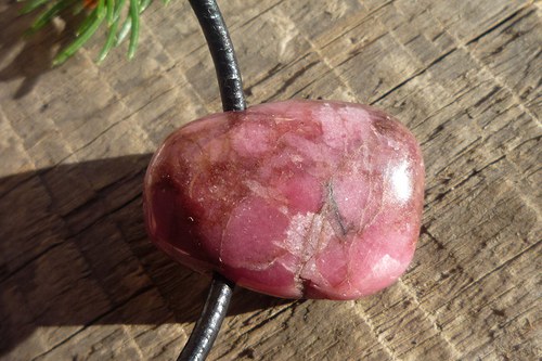 Vrtaný rodonit L7890 — foto 2