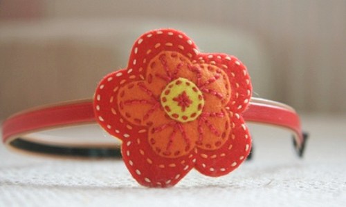 Čelenka s kytkou do červena — foto 2