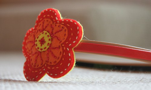 Čelenka s kytkou do červena — foto 4