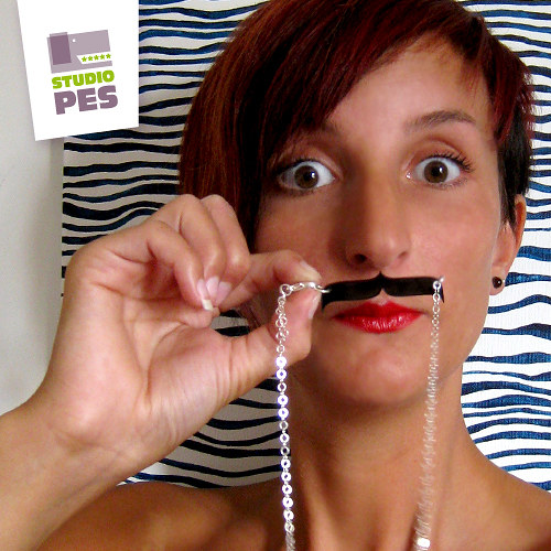 NÁHRDELNÍK typo-mustache 02 — foto 2
