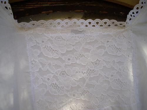 Bílé krajkové šaty — foto 3