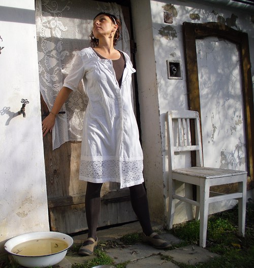 Bílé krajkové šaty — foto 5