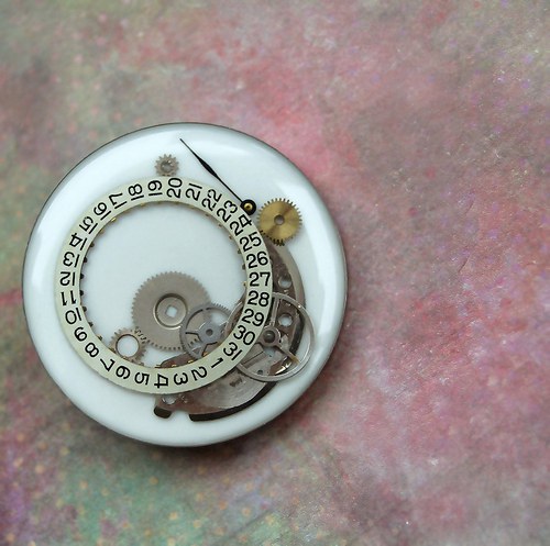 White brooch — foto 2