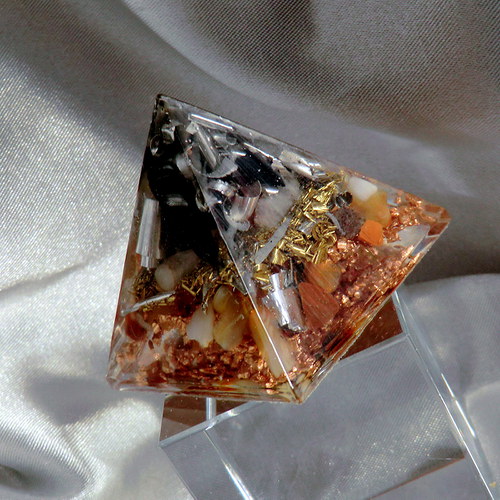 Orgonit - Pyramida 4x4cm - ŠUNGIT — foto 3